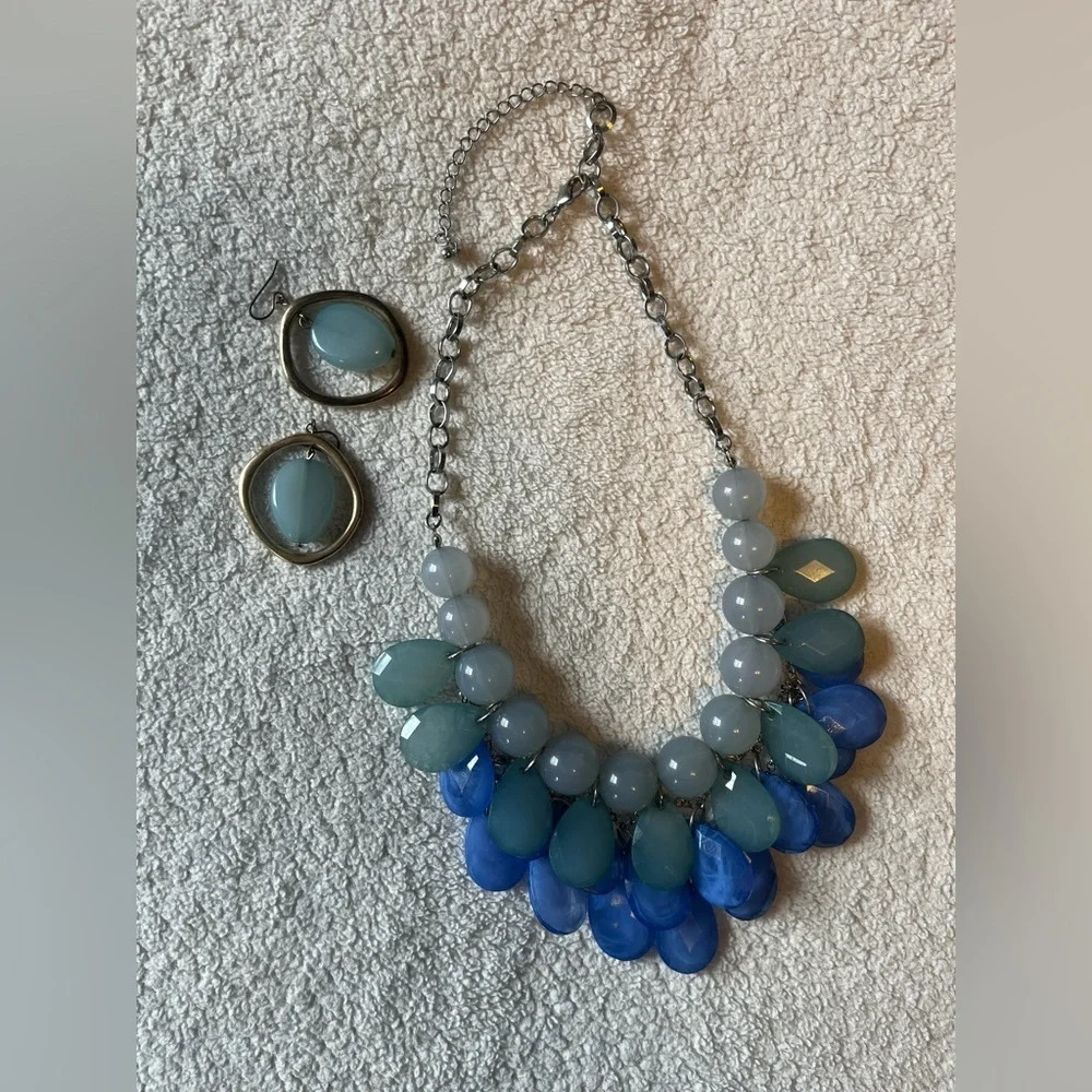 Blue beaded necklace and earring set. Excellent pre-owned condition.